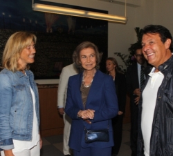 A la finalización del encuentro, Su Majestad la Reina conversó con los padres de Rafael Nadal